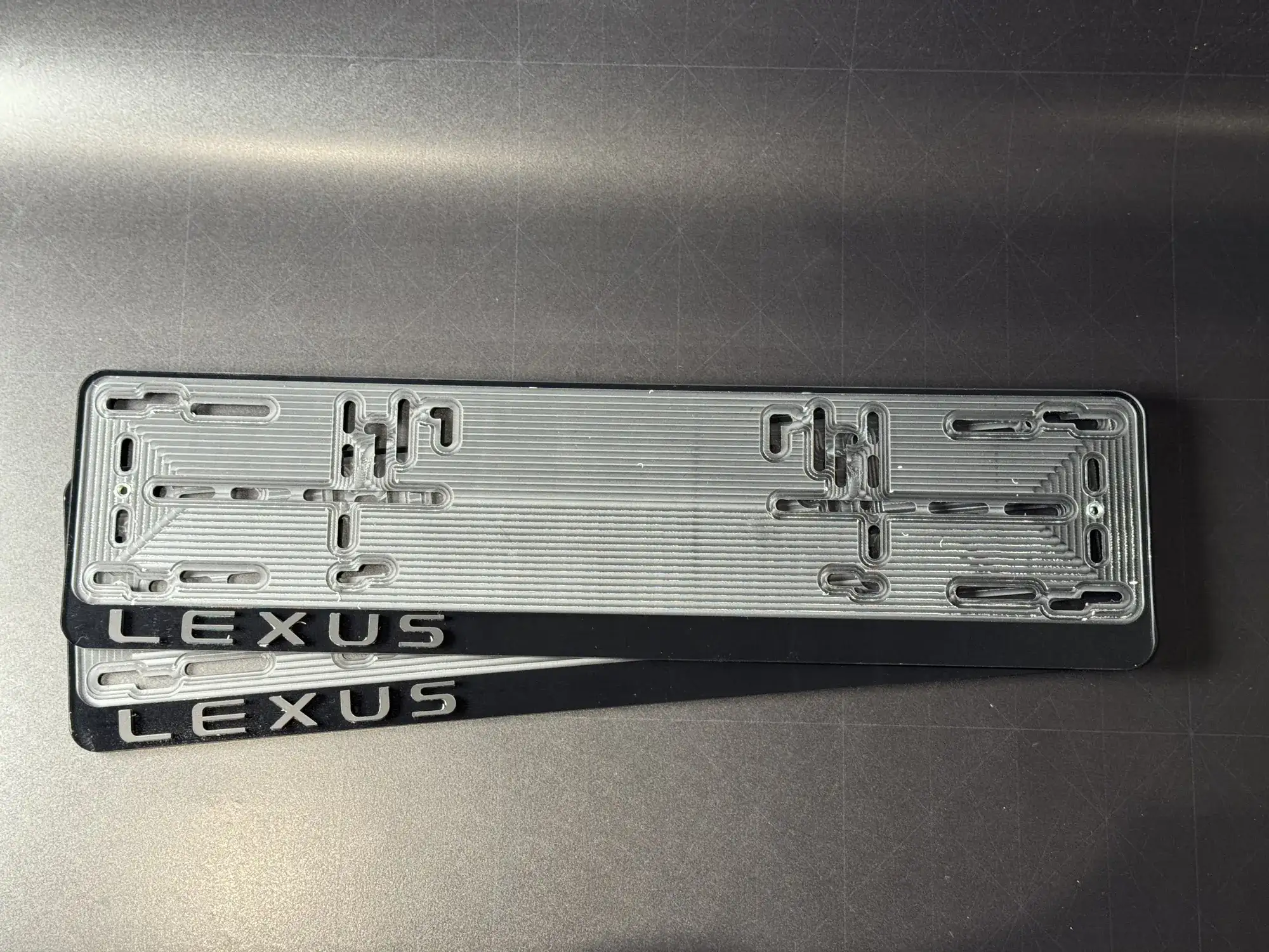 Чёрная рамка для номера Lexus с серебристыми объёмными буквами